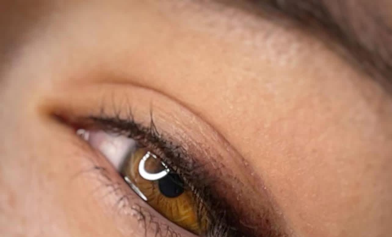 Fine permanent eyeliner following the upper lash line